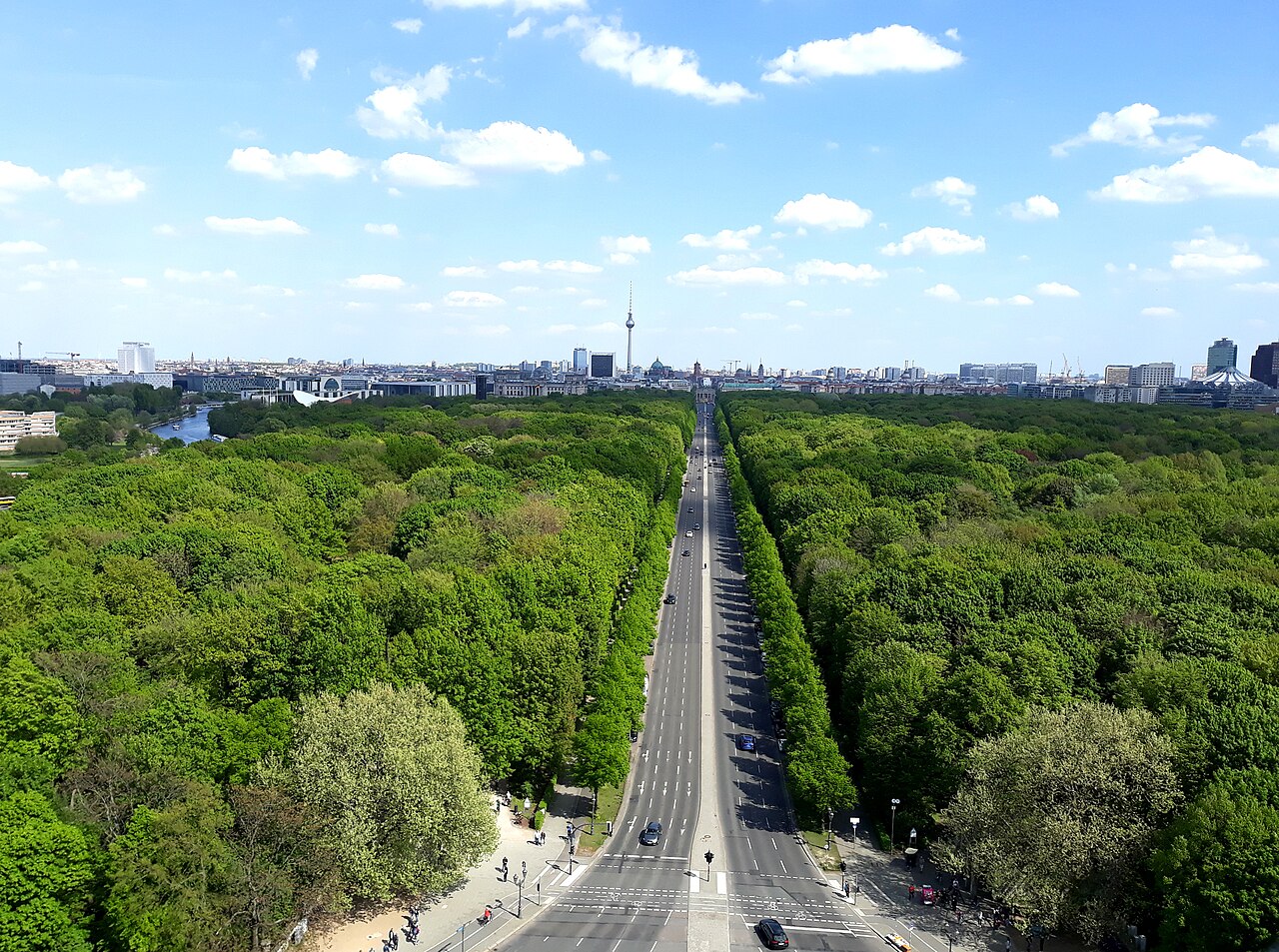 Blick über die Straße des 17. Juni im Großen Tiergarten in Berlin.