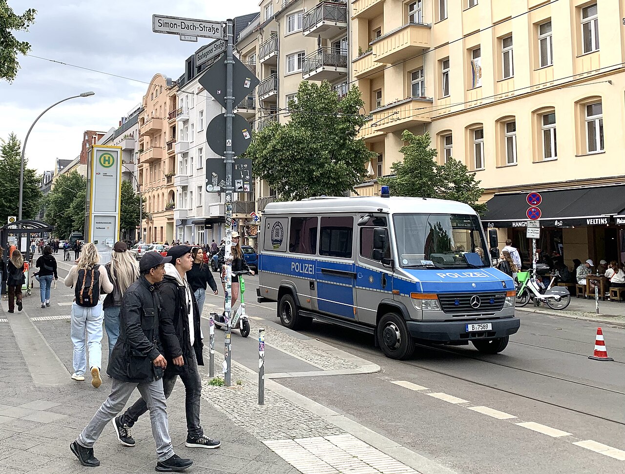 Streifenwagen der Berliner Polizei in Friedrichshain.