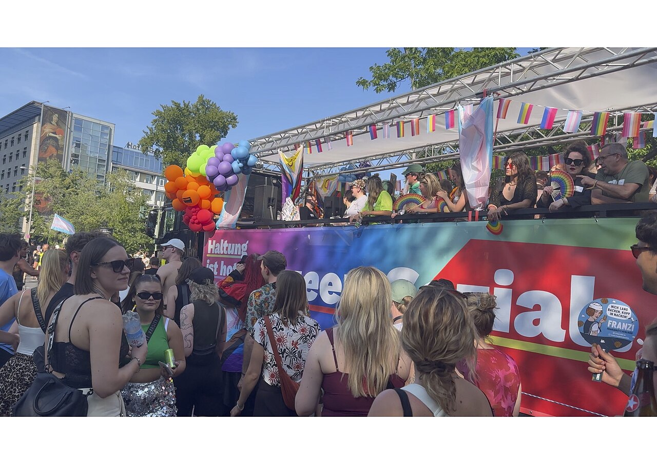 Truck mit Pride-Flaggen bei der CSD-Parade Berlin am 25. Juli 2026.