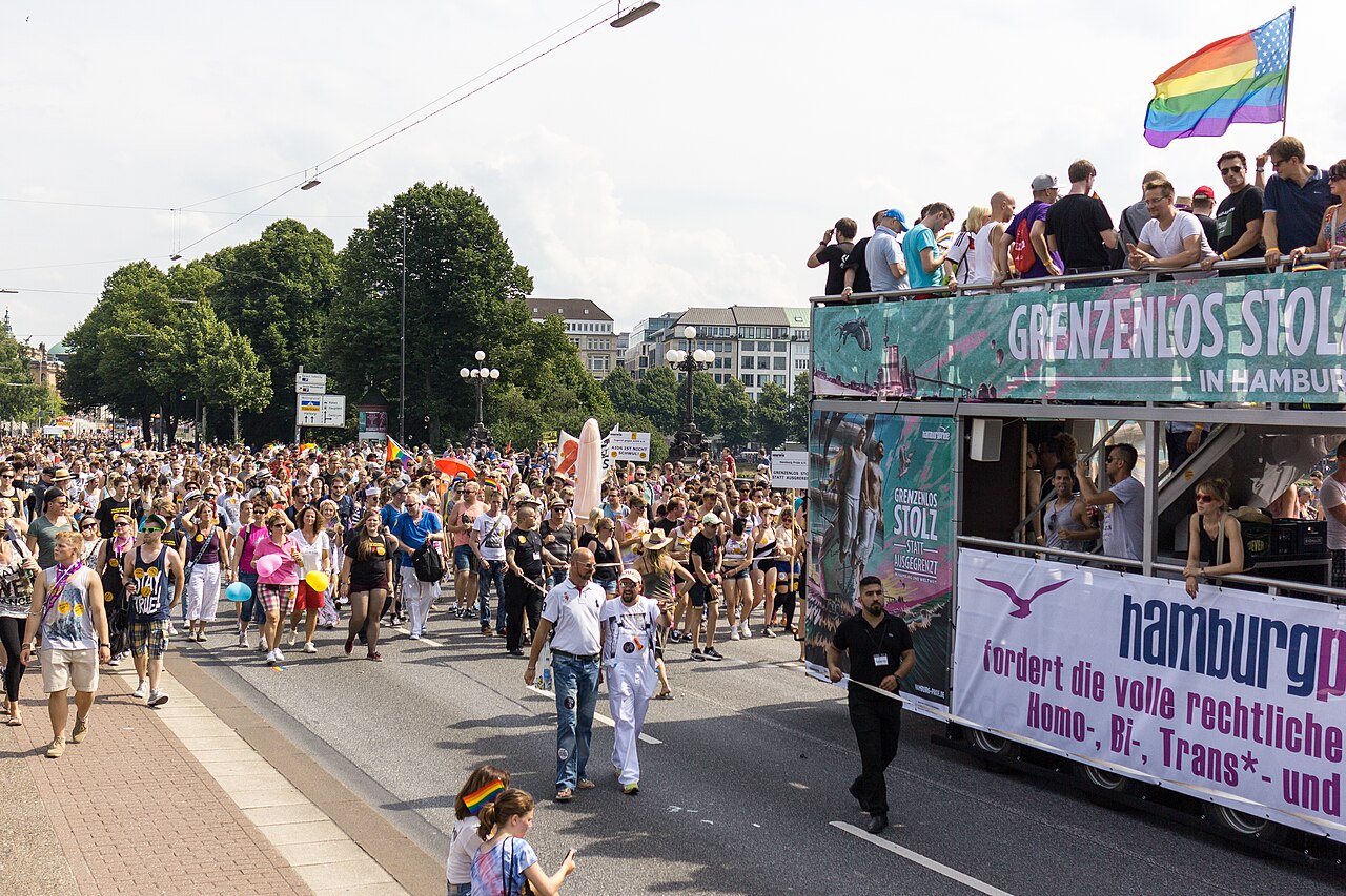 Menschenmenge beim Christopher Street Day in Hamburg