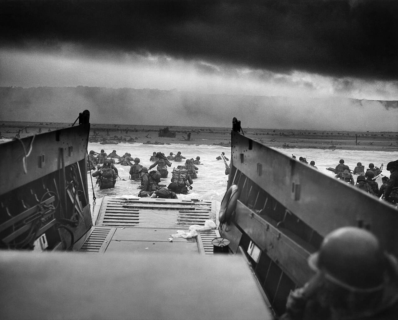 US-Soldaten der 1. US-Infanteriedivision waten am 6. Juni 1944 vom LCVP-Landungsboot an den Strand von Omaha Beach in der Normandie