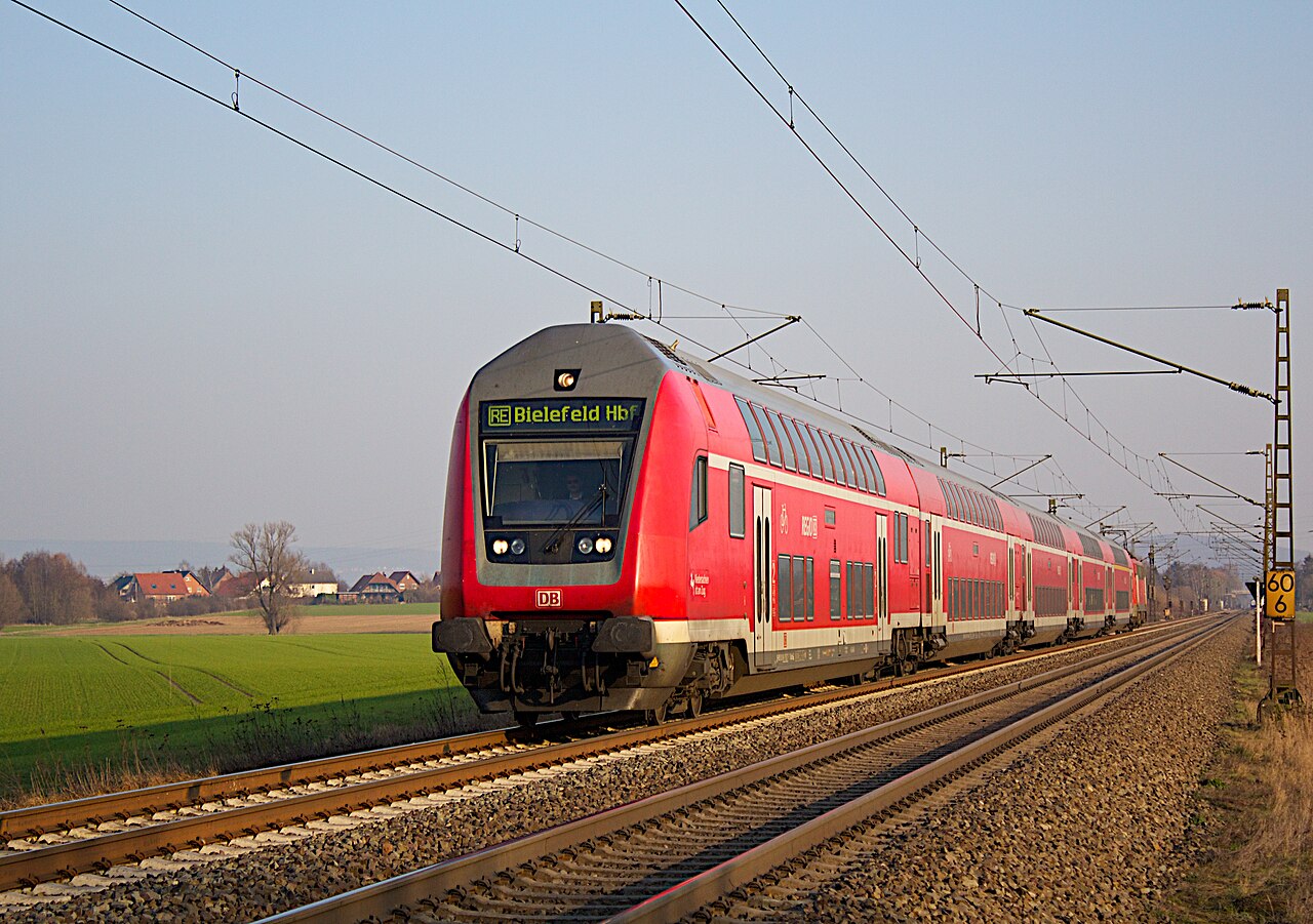 Ein doppelstöckiger Regionalexpress der Deutschen Bahn auf freier Strecke.