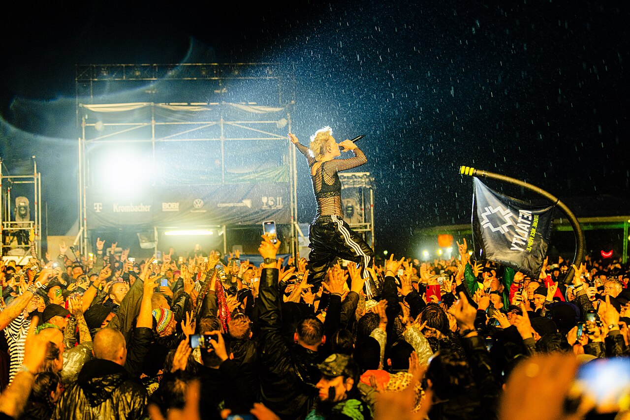 Deine Cousine alias Ina Bredehorn auf der Bühne beim Wacken Open Air 2025
