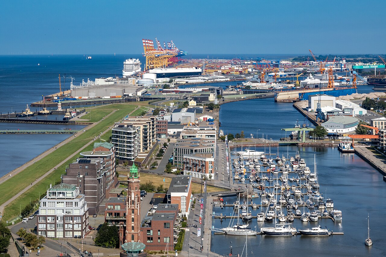 Hafenkräne am Überseehafen in Bremerhaven