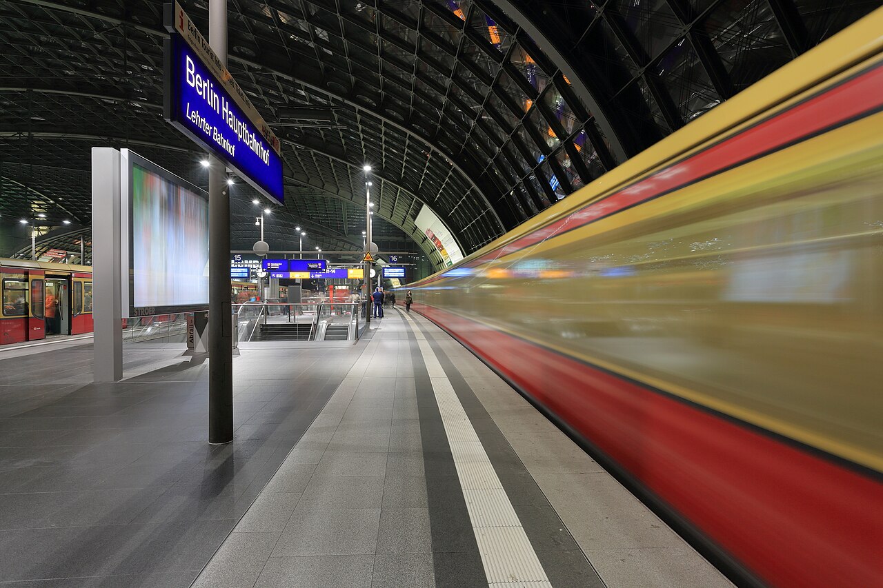 S-Bahn am Berliner Hauptbahnhof - Symbolbild für den öffentlichen Personennahverkehr