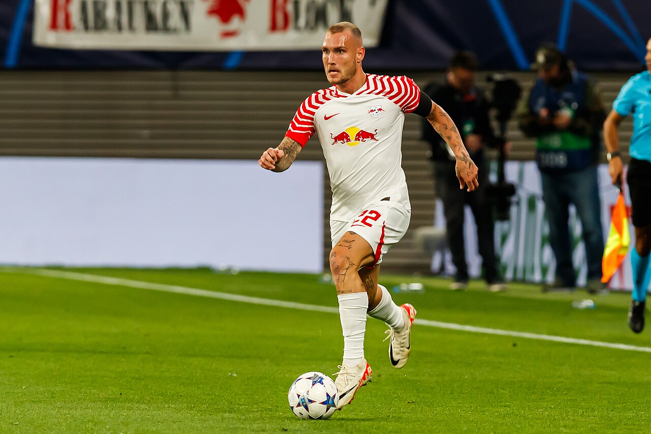 David Raum im Trikot von RB Leipzig in einer Champions-League-Partie gegen Manchester City am 4. Oktober 2023