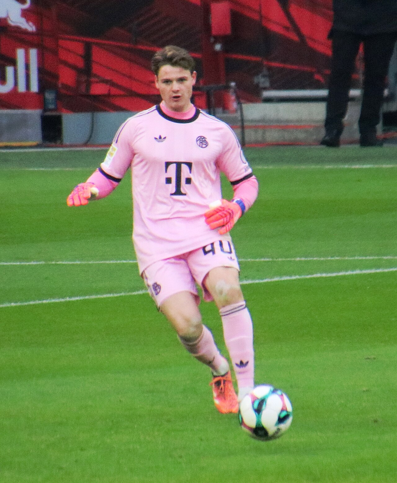 Bayerns Torhüter Jonas Urbig im Trikot des FC Bayern München in der Allianz Arena