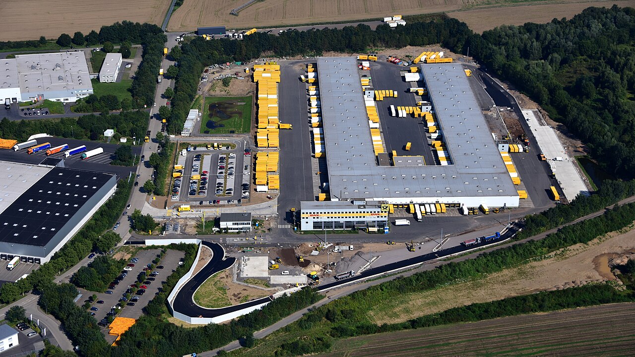 Luftaufnahme eines DHL-Paketzentrums der Deutschen Post in Neuwied