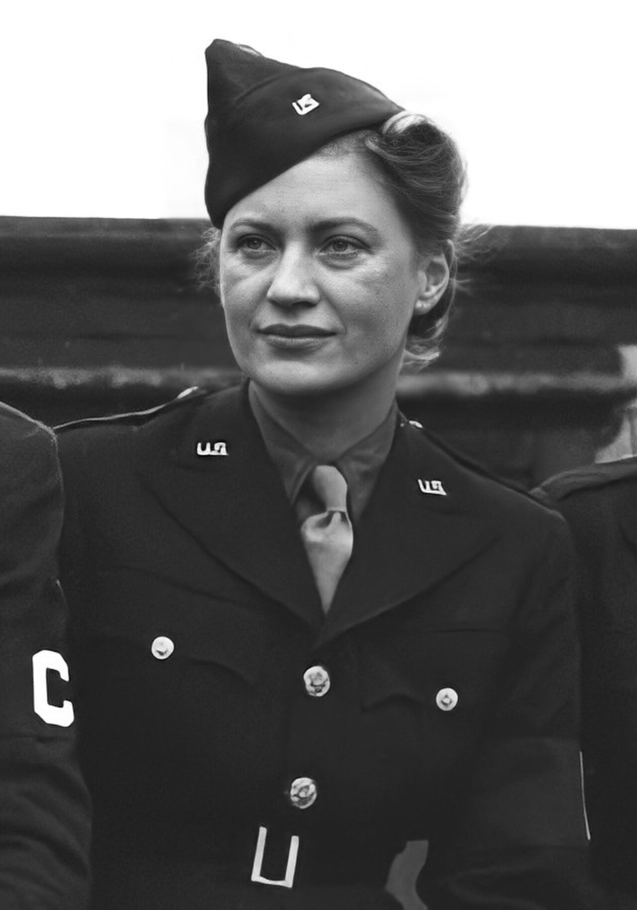 Kriegsberichterstatterin Lee Miller in Uniform, aufgenommen 1943 von der US Army