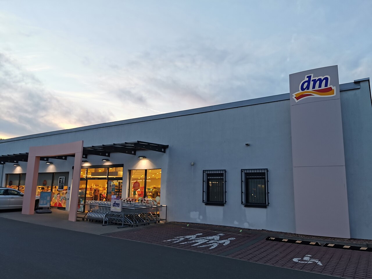 Filiale von dm-drogerie markt in Tauberbischofsheim mit Schaufenster und Werbetafel