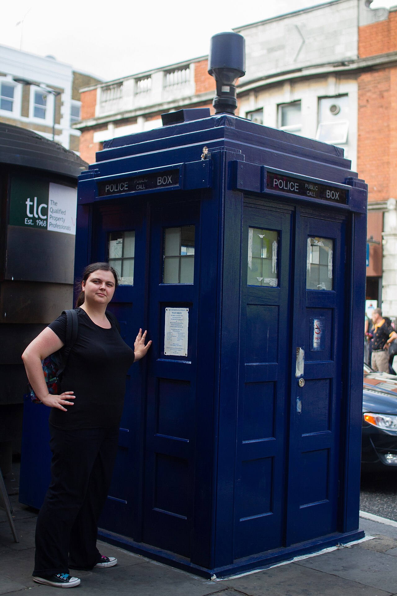 Die TARDIS, die blaue Polizeinotrufzelle aus der BBC-Serie Doctor Who, ausgestellt auf der Wikimania 2014 in London.