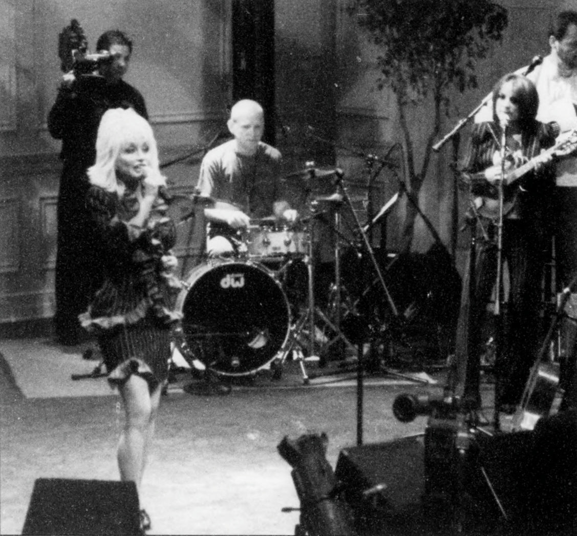 Dolly Parton mit ihrer Band bei einem Auftritt im Coolidge Auditorium der Library of Congress, 2004.