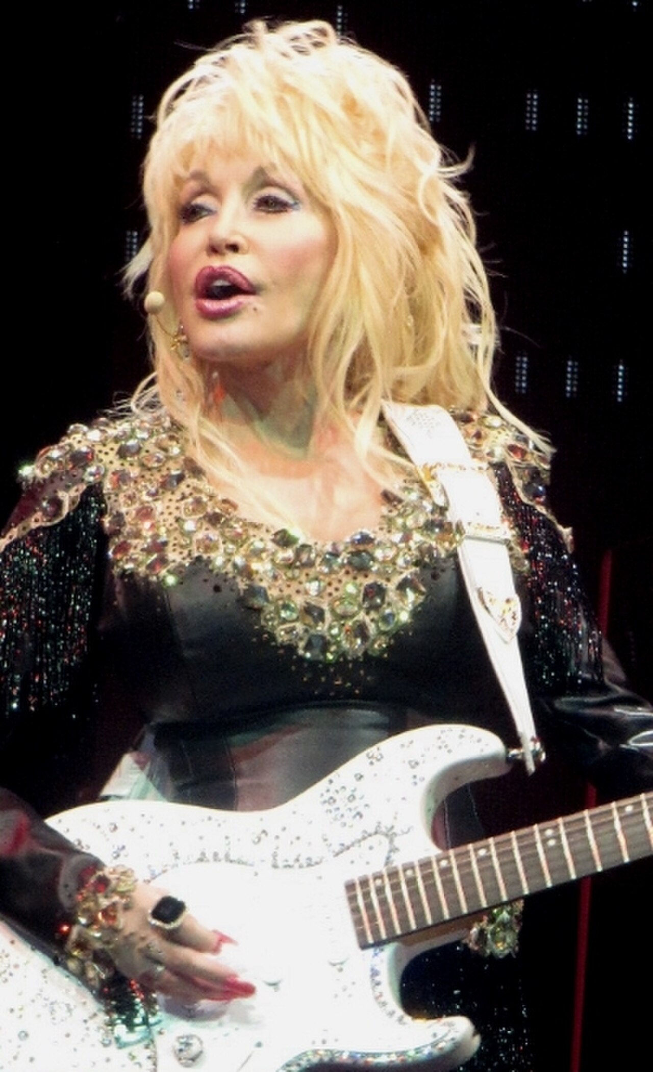 Dolly Parton auf der Bühne der Lanxess-Arena in Köln, 2014.