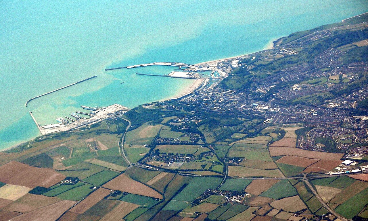Luftaufnahme des Hafens von Dover mit den weißen Kreidefelsen und dem Fährterminal am Ärmelkanal