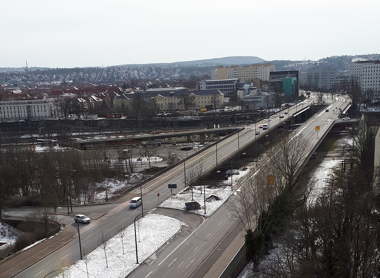 Blick auf die Brücke Budapester Straße in Dresden, sechsspurige Spannbetonkonstruktion über die Ammonstraße.