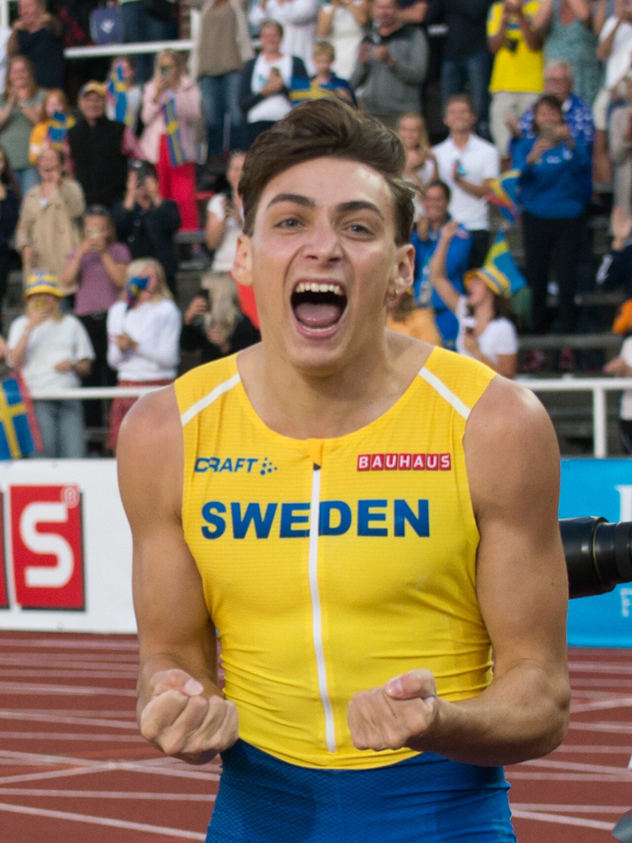 Armand Duplantis nach einem 6,00-Meter-Sprung im Stockholmer Stadion