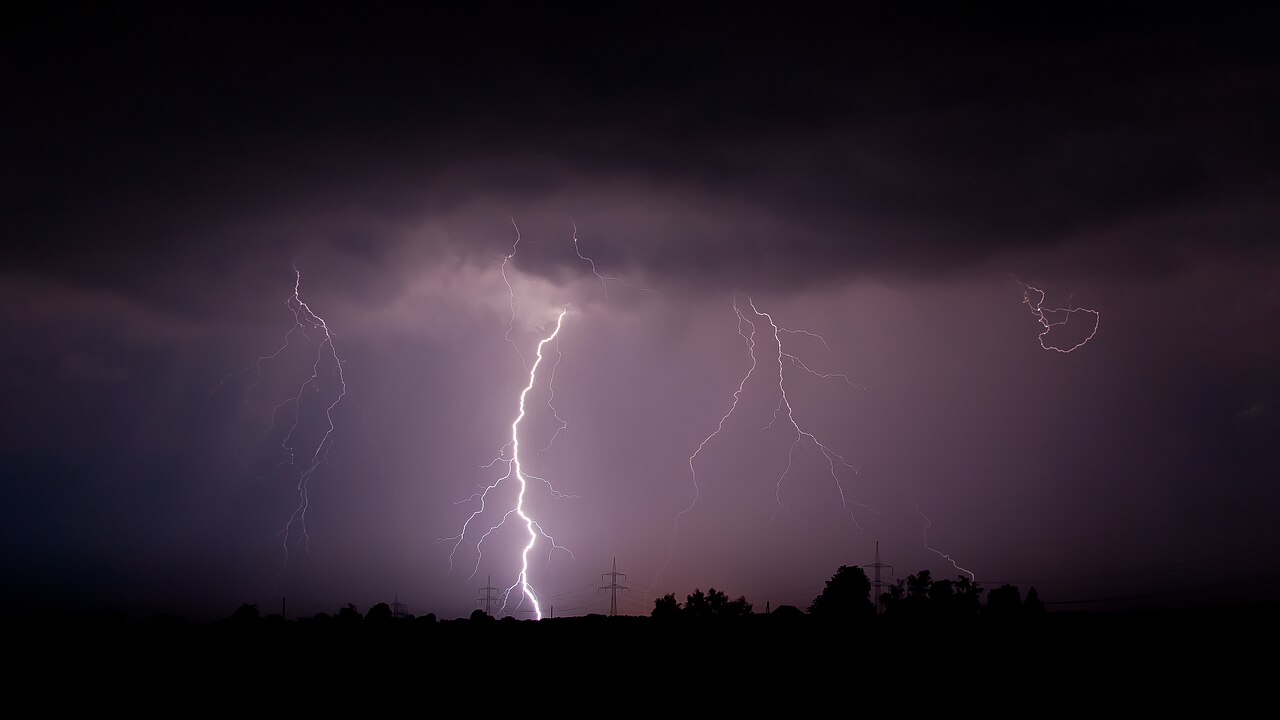 Gewitter mit Blitzeinschlägen bei Pritzerbe in Brandenburg