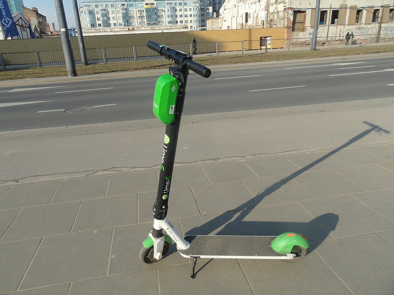 Zwei Lime-Leihroller am Straßenrand in Warschau, 2019.