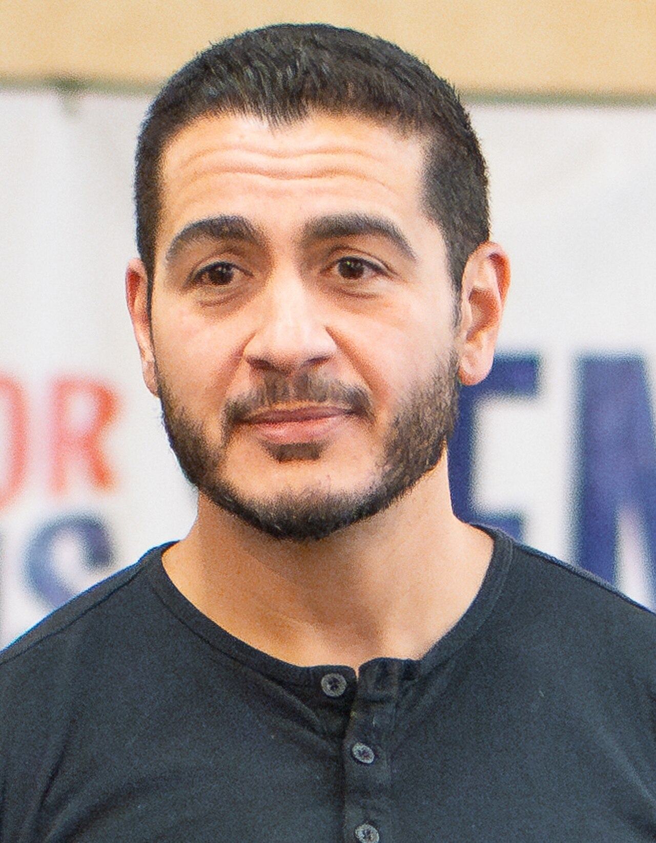Abdul El-Sayed spricht im Oktober 2025 bei einem Wahlkampfauftritt an der Michigan Technological University mit Wählerinnen und Wählern.