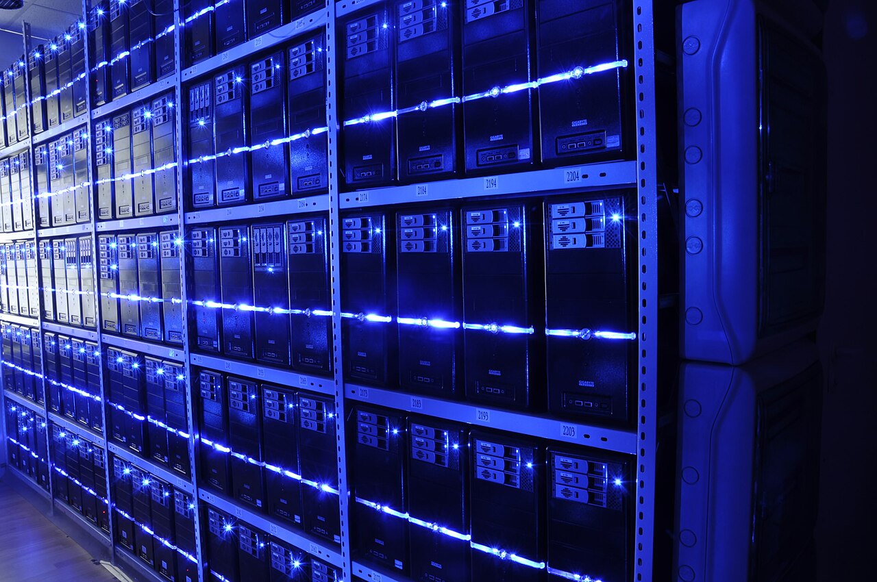 Serverraum mit Reihen von Rack-Servern und blauen LED-Statusleuchten