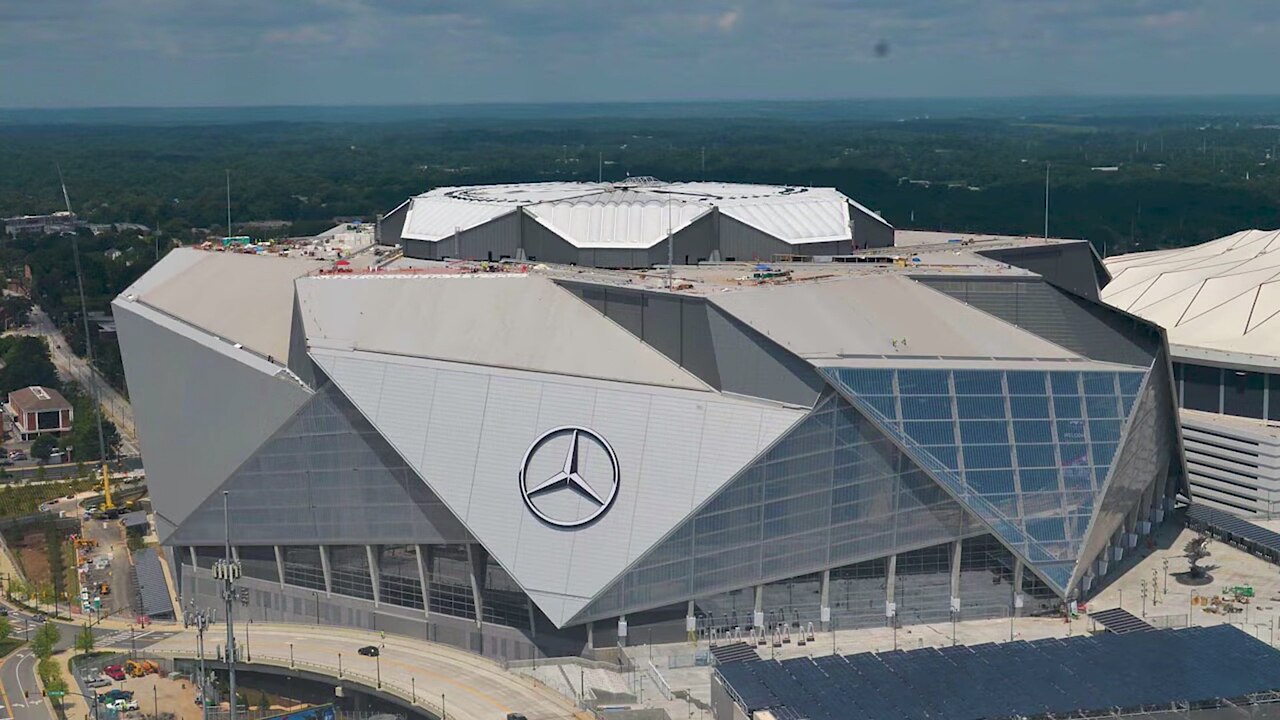 Das Mercedes-Benz Stadium in Atlanta bei Nacht, Austragungsort des WM-Halbfinales England gegen Argentinien.