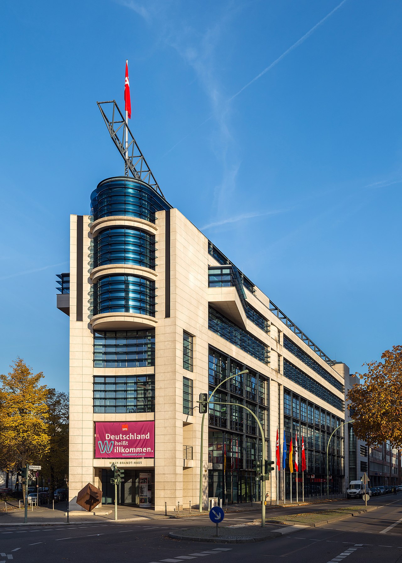 Willy-Brandt-Haus, Bundeszentrale der SPD in Berlin-Kreuzberg. Vor dem Gebäude protestierten am 2. Juli 2026 rund 500 Menschen gegen das geplante Vergesellschaftungsverbot.