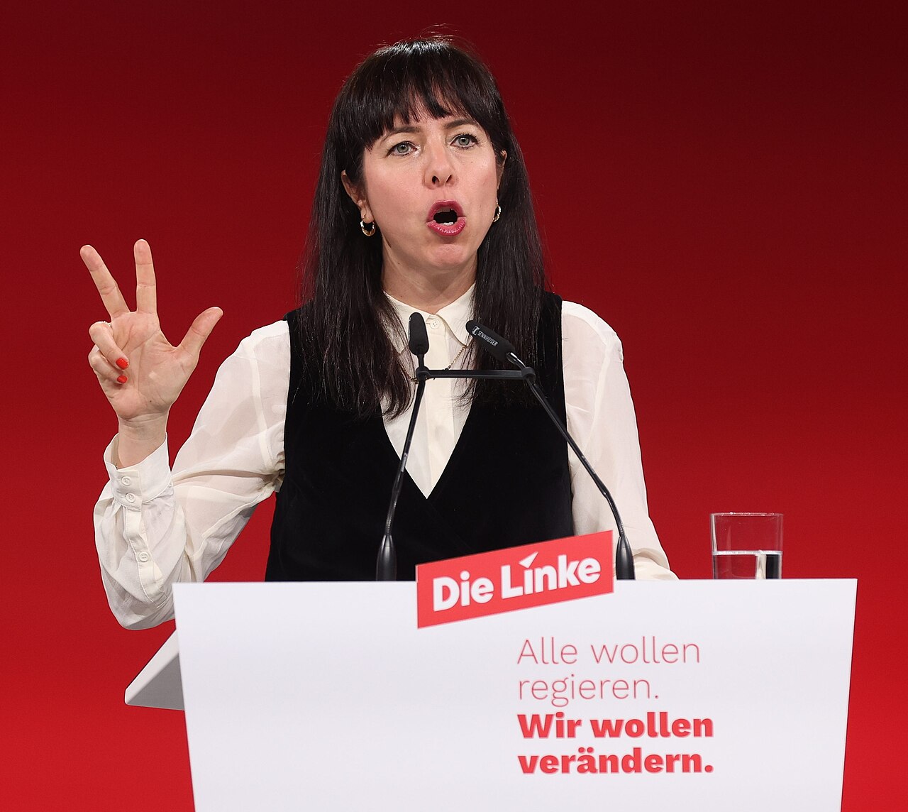Elif Eralp auf dem außerordentlichen Bundesparteitag der Linken am 18. Januar 2025 in Berlin.