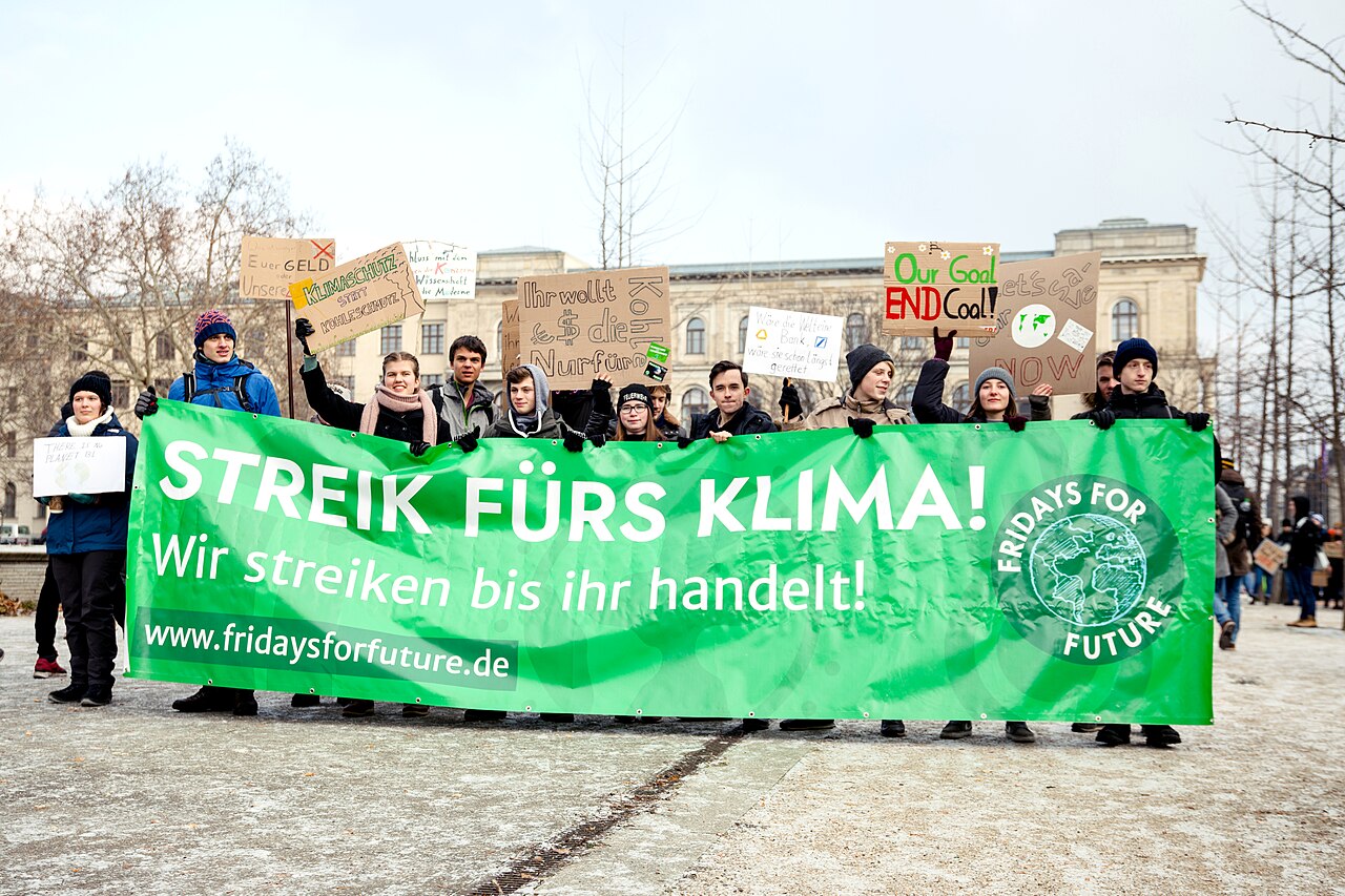 Teilnehmer einer Fridays-for-Future-Demonstration in Berlin halten Schilder und Transparente.