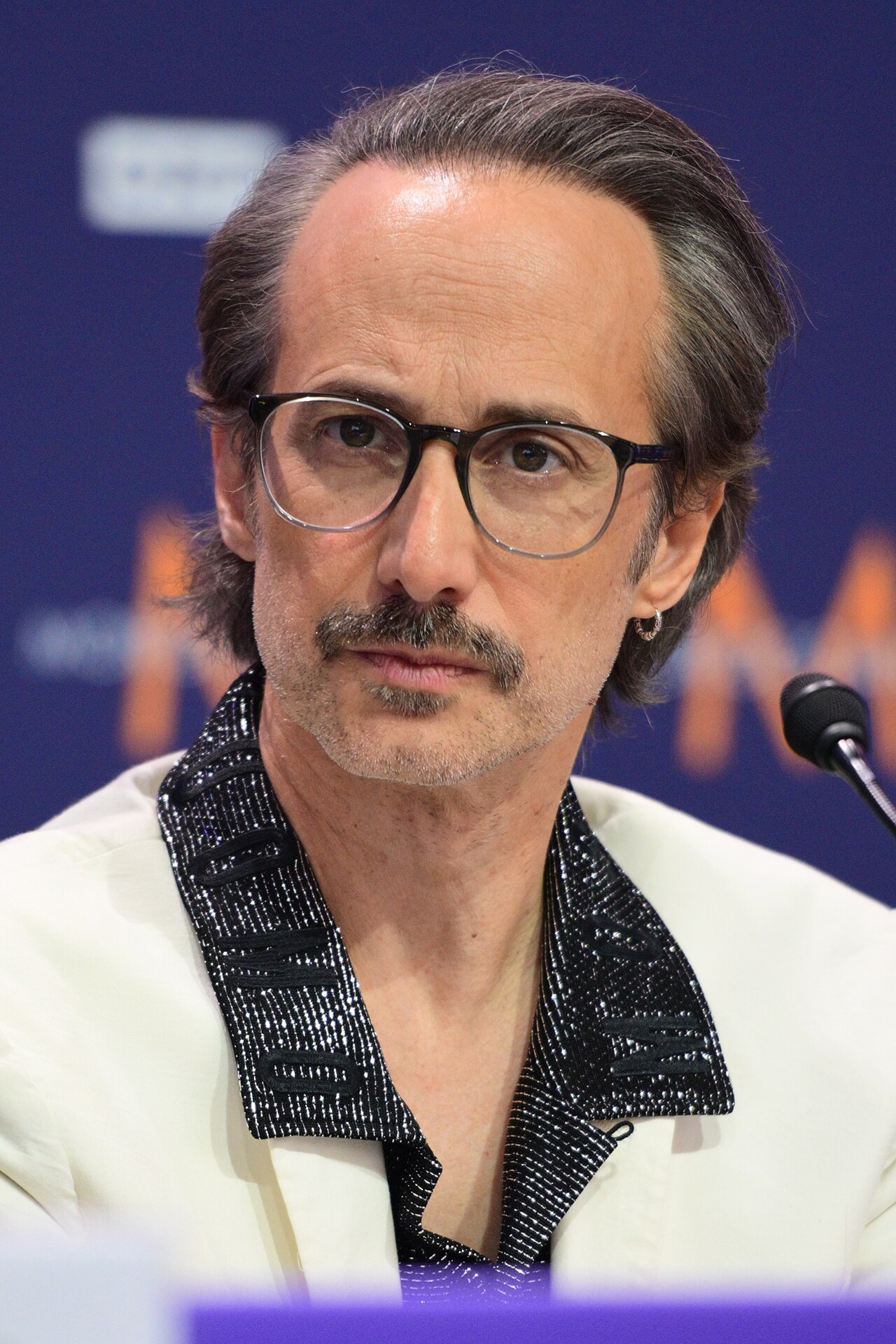 Michael Ostrowski bei der Pressekonferenz zum Eurovision Song Contest 2026 im Medienzentrum in Wien