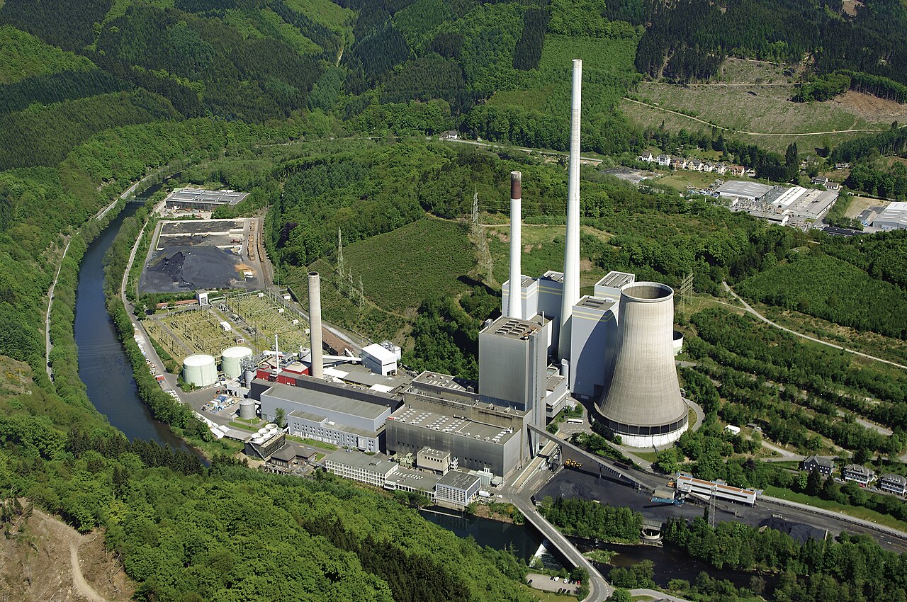 Kohlekraftwerk Werdohl-Elverlingsen mit Kühlturm und Schornstein