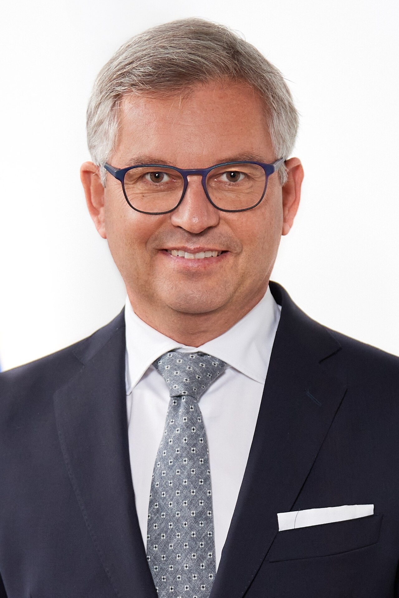 EU-Migrationskommissar Magnus Brunner, offizielles Porträt der Europäischen Kommission.