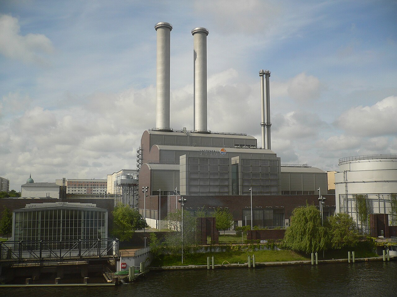 Heizkraftwerk Berlin-Mitte an der Spree, eine der größten Kraft-Wärme-Kopplungsanlagen Deutschlands