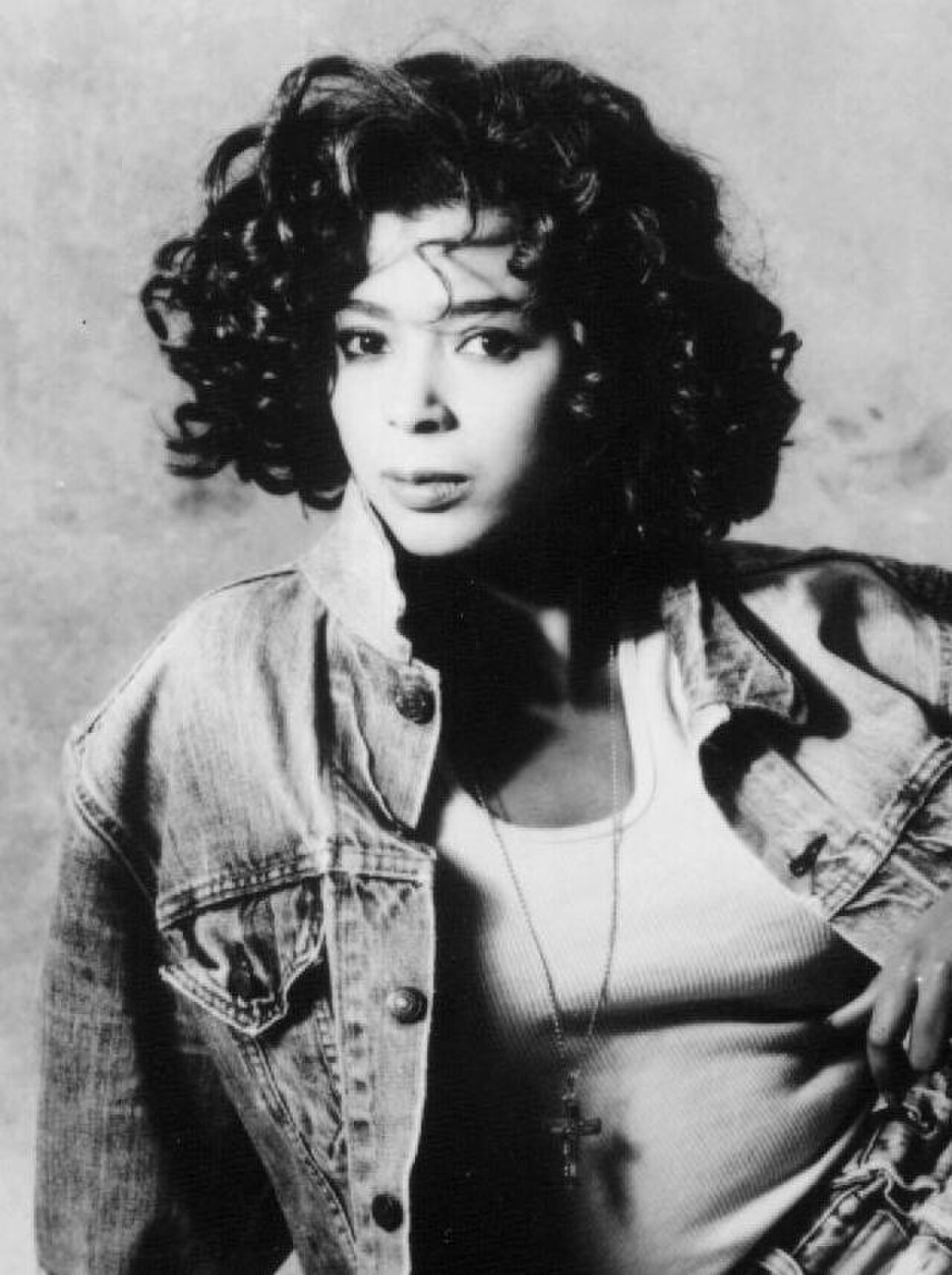 Irene Cara, Hauptdarstellerin und Interpretin des Titelsongs von Fame, auf einem Publicity-Foto von Elektra Records aus dem Jahr 1987.