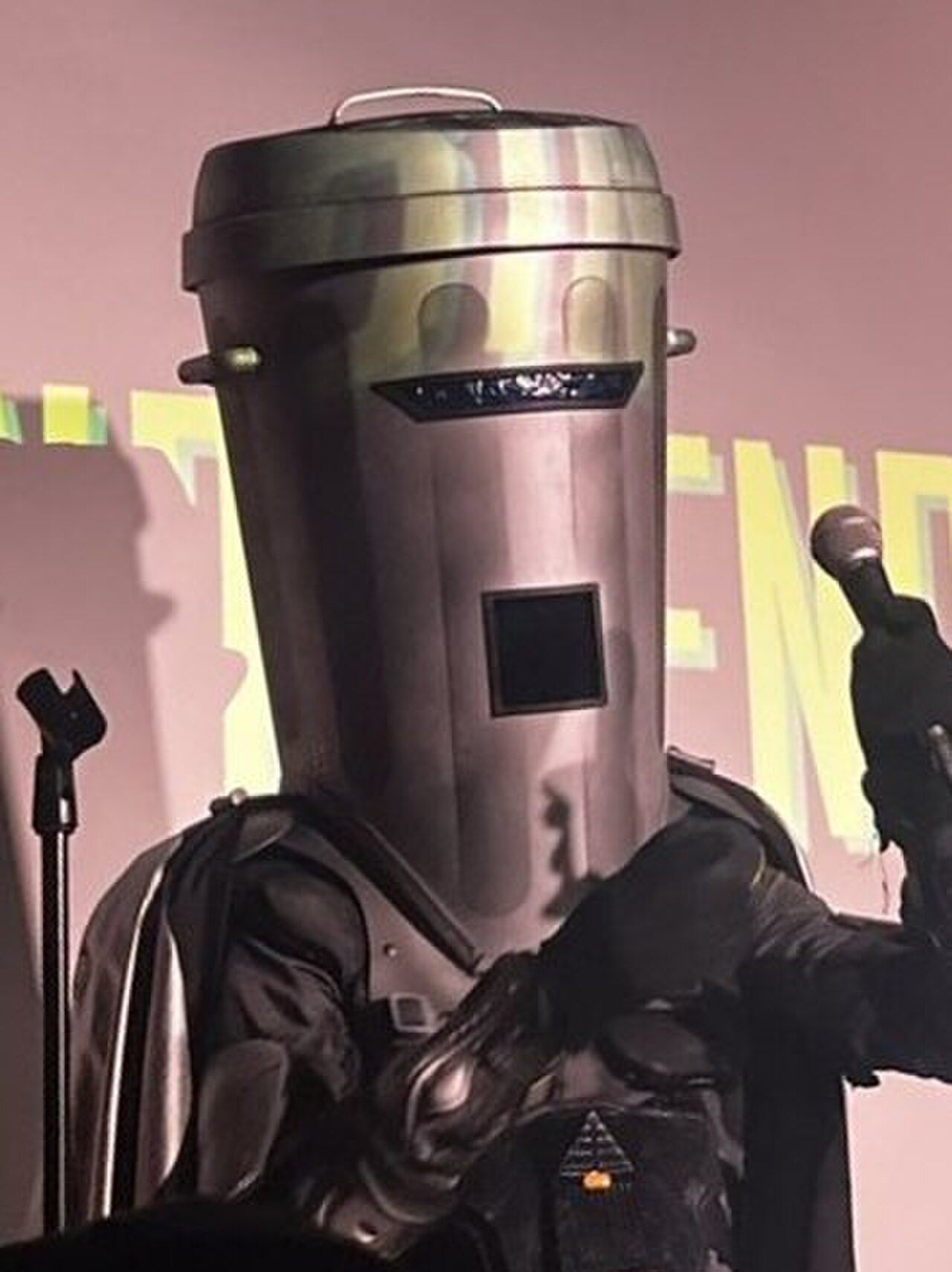 Count Binface, britischer Spaßkandidat mit Helm in Form einer Mülltonne, auf der Bühne
