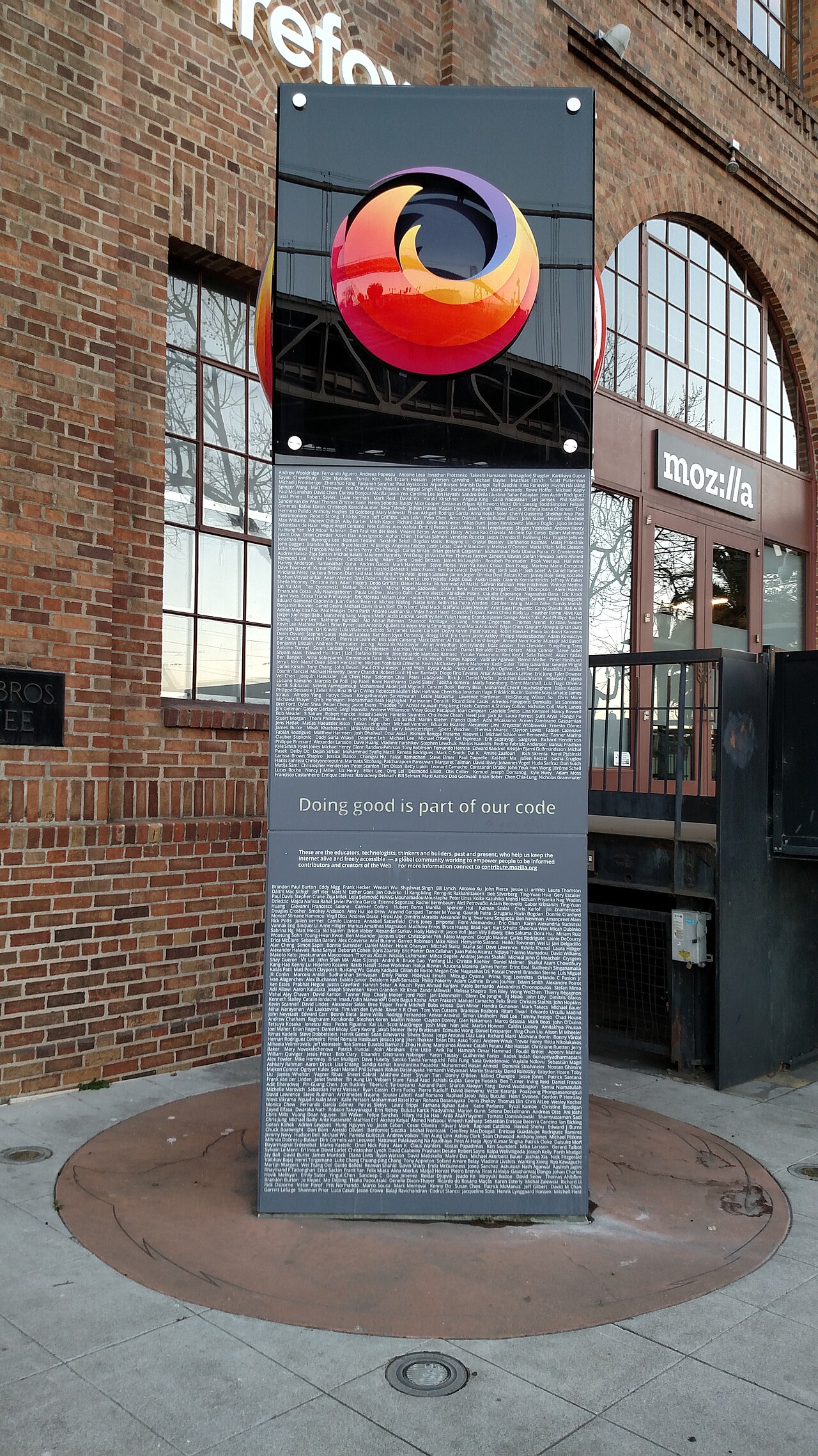 Monument mit Firefox-Logo und Liste der Beitragenden vor der Mozilla-Zentrale in San Francisco