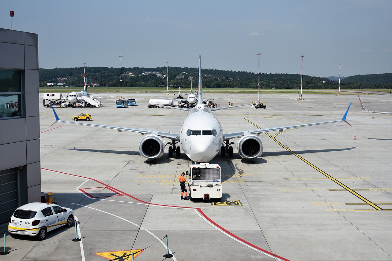Eine Boeing 737-8 MAX der Flydubai am John-Paul-II-Flughafen in Krakau (Archivbild)