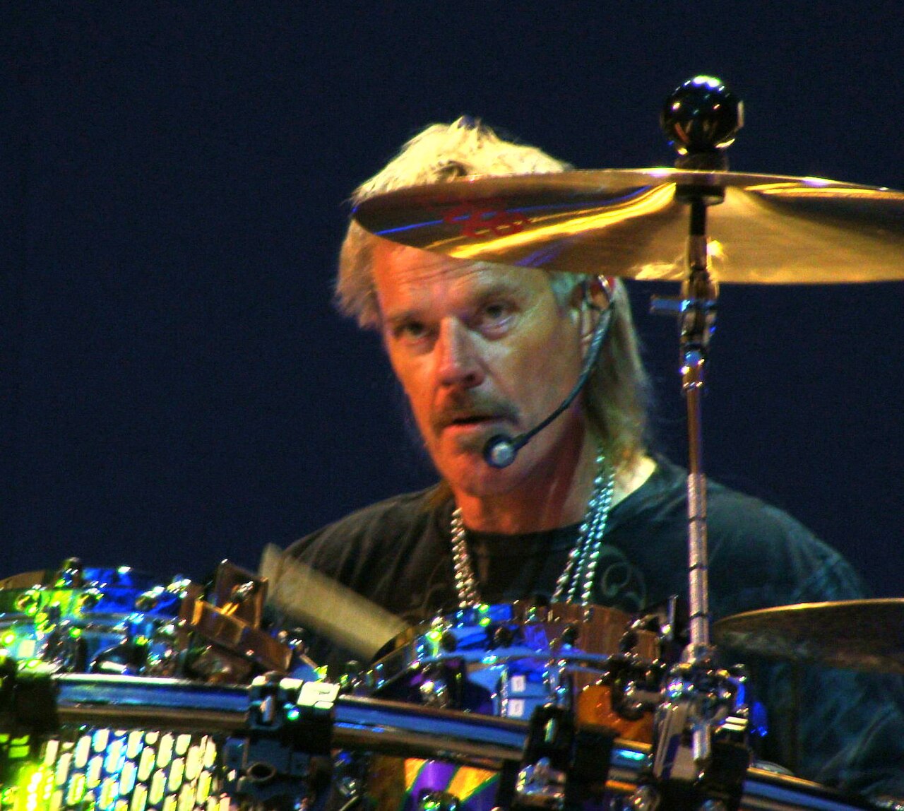 Frank Beard am Schlagzeug bei einem ZZ-Top-Konzert des Bilbao BBK Live Festivals 2008
