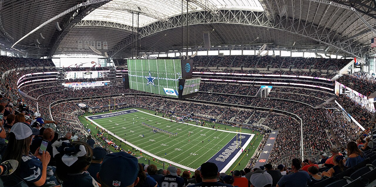 Innenraum des AT&T Stadium in Arlington, Texas, mit ausgefahrenem Dach.