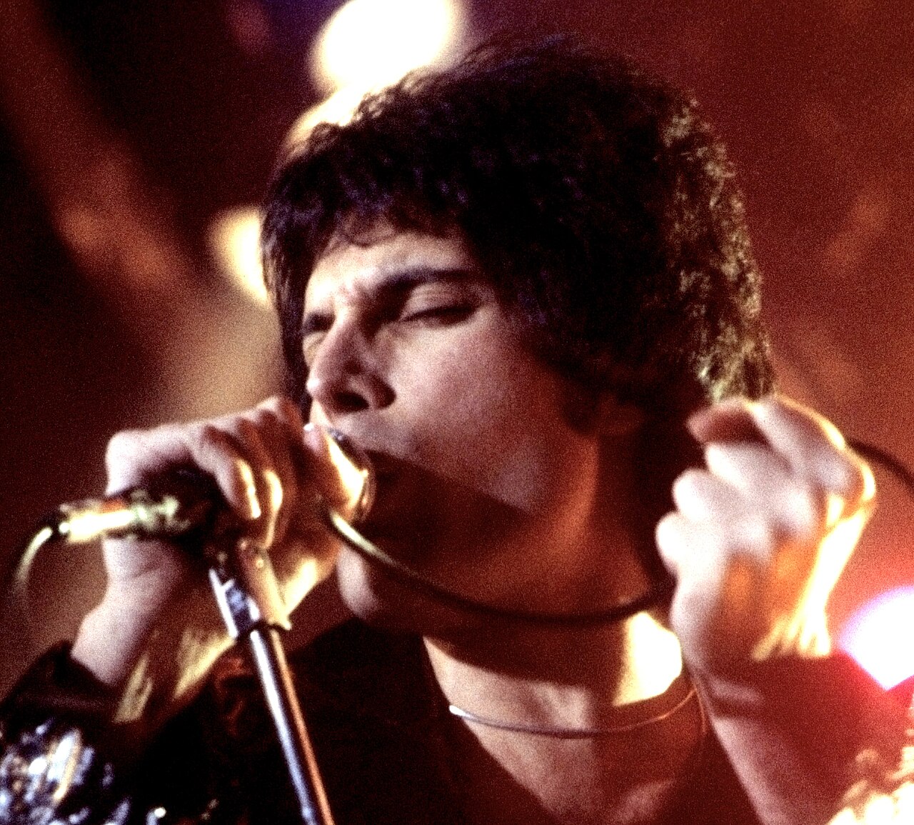 Freddie Mercury bei einem Queen-Konzert in New Haven, Connecticut, im November 1977