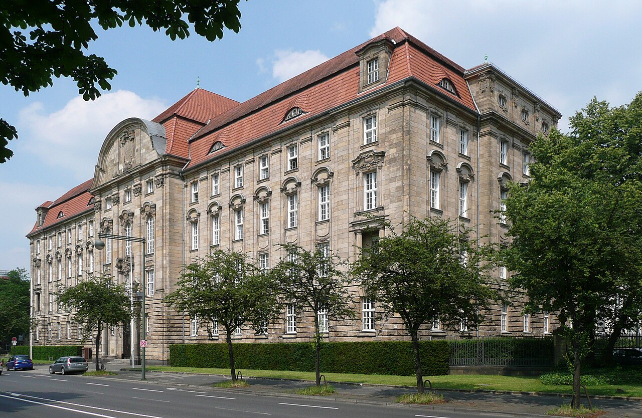 Hauptgebäude des Oberlandesgerichts Düsseldorf an der Cecilienallee