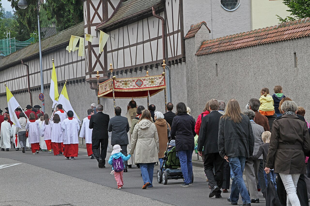 Fronleichnamsprozession mit Monstranz und Baldachin in Baden-Baden-Lichtental