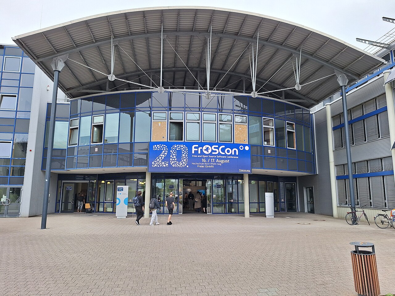 Eingangsbereich der FrOSCon an der Hochschule Bonn-Rhein-Sieg in Sankt Augustin