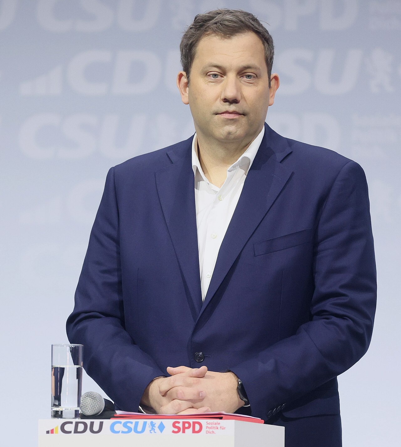 Bundesfinanzminister Lars Klingbeil bei der Unterzeichnung des Koalitionsvertrags am 5. Mai 2025 in Berlin.