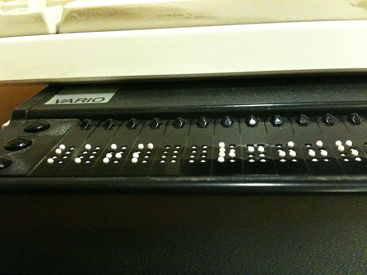 Nahaufnahme einer Braillezeile zur Bedienung eines Computers - ein typisches Hilfsmittel digitaler Barrierefreiheit.
