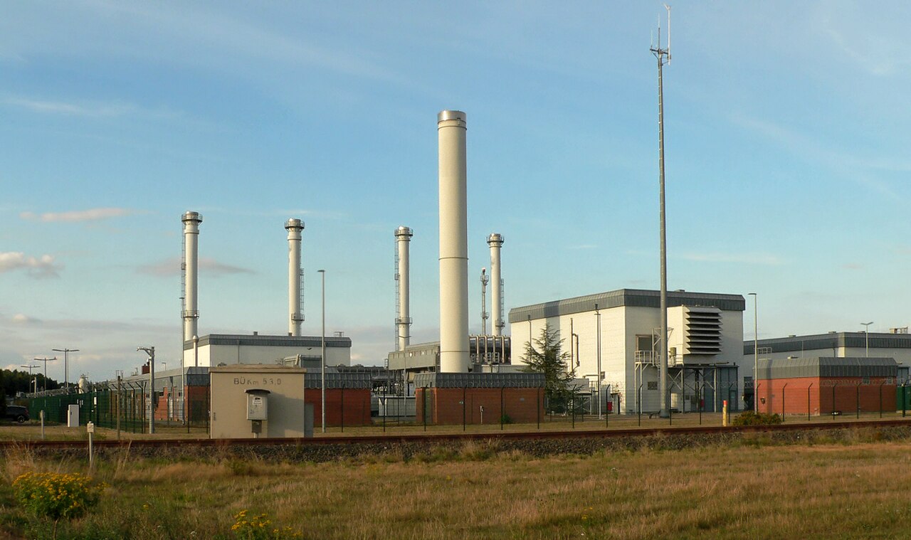 Zufahrt zum Gasspeicher Rehden im Landkreis Diepholz, Deutschlands größtem Erdgasspeicher mit 3,9 Milliarden Kubikmetern Kapazität.