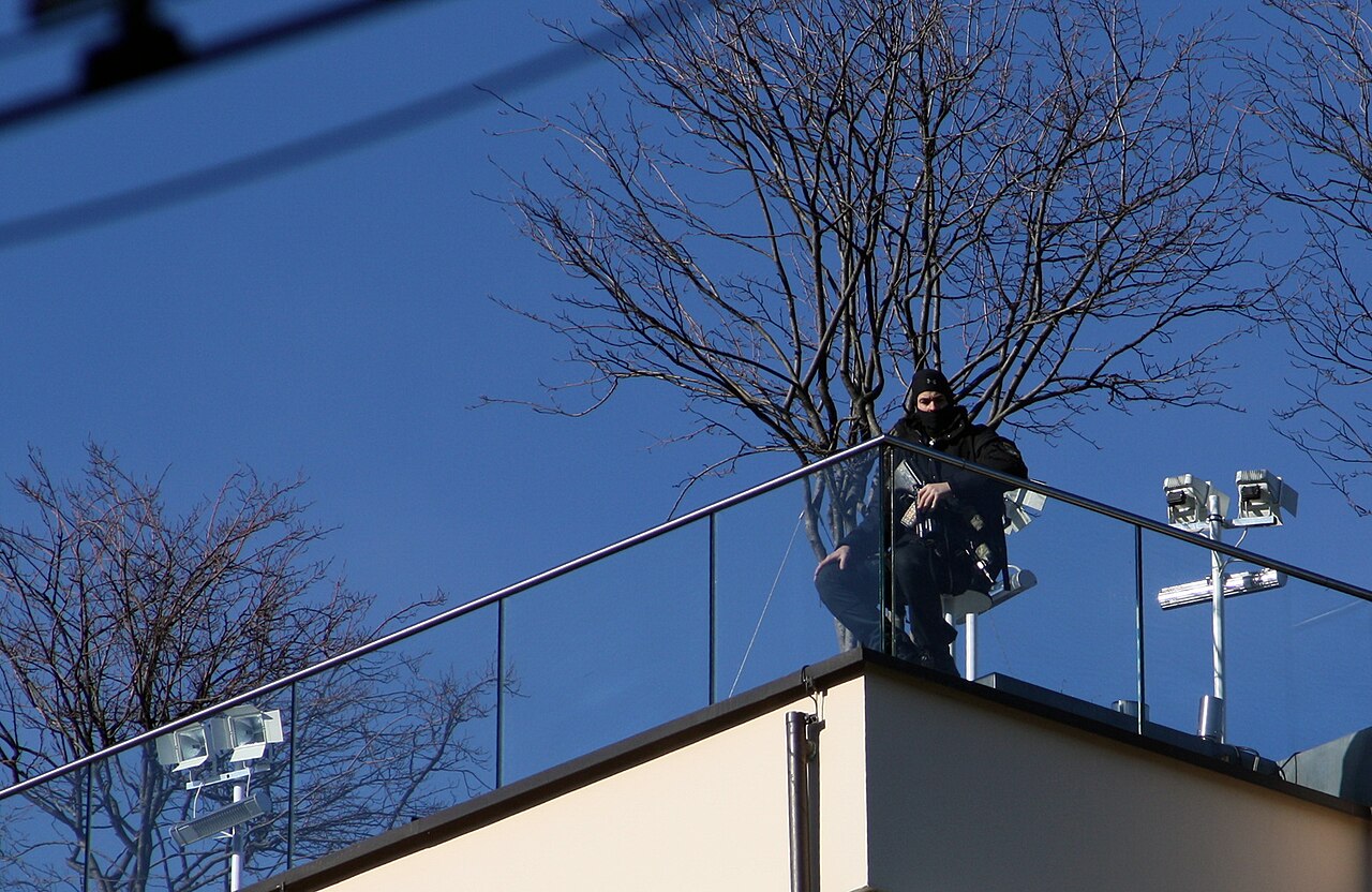 Ein Angehöriger eines Spezialeinsatzkommandos in Ausrüstung auf dem Dach eines Hotels in München.