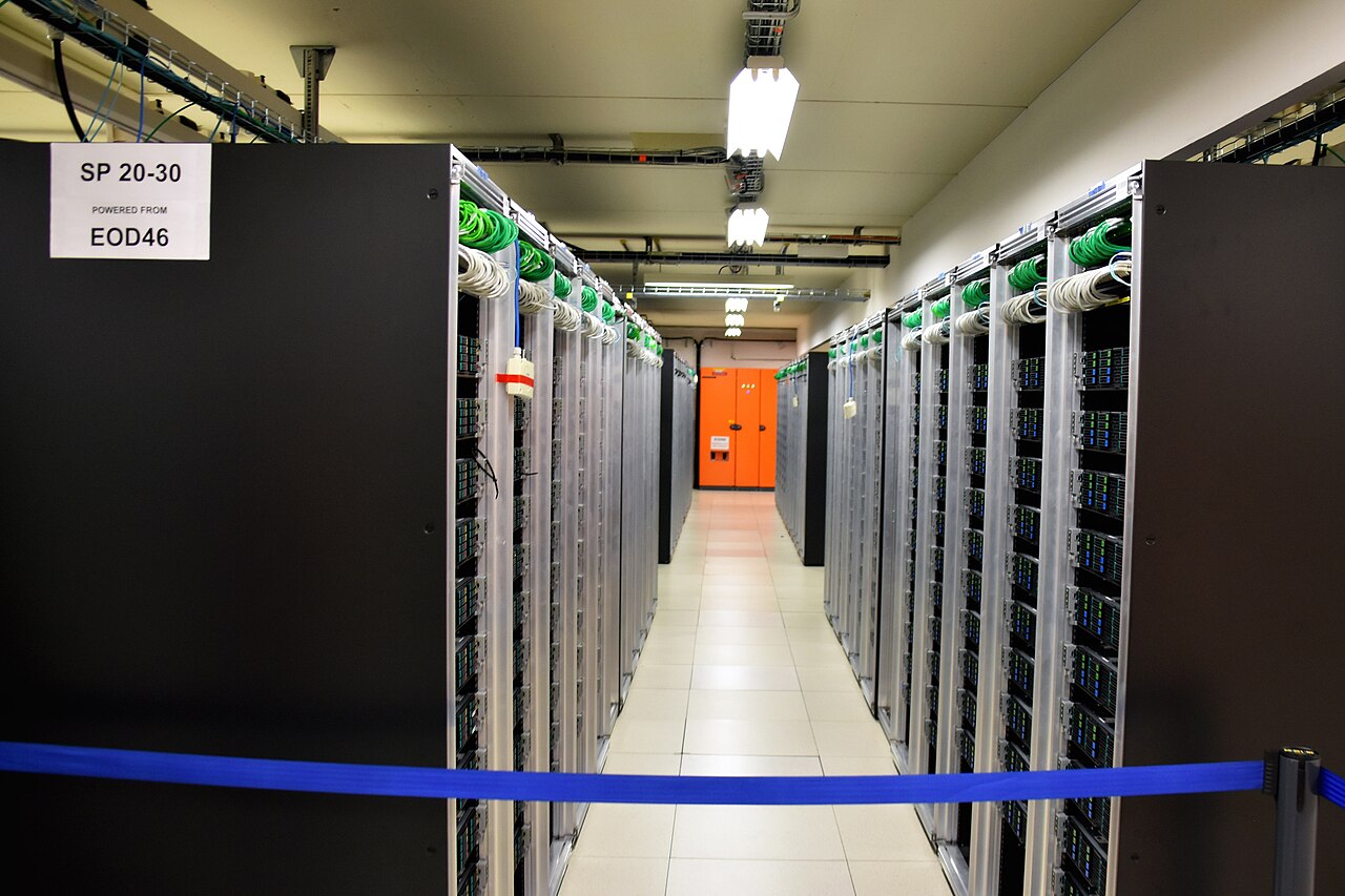 Blick in ein großes Rechenzentrum mit Reihen von Server-Racks