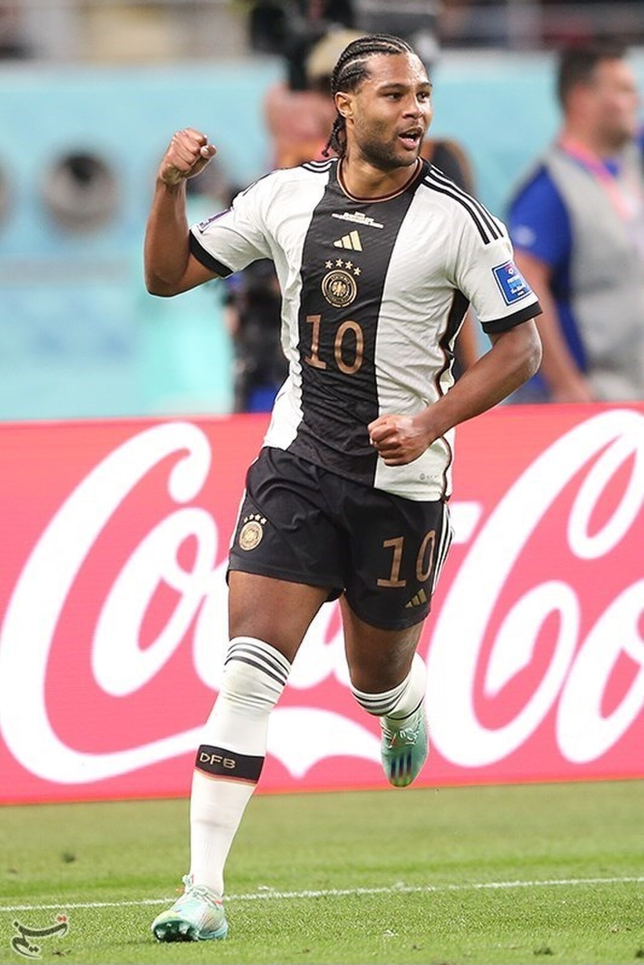 Serge Gnabry im Trikot der deutschen Nationalmannschaft bei der WM 2022 gegen Japan im Khalifa International Stadium.