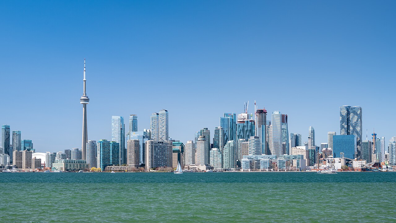 Skyline von Toronto vom Algonquin Island über den Ontariosee gesehen