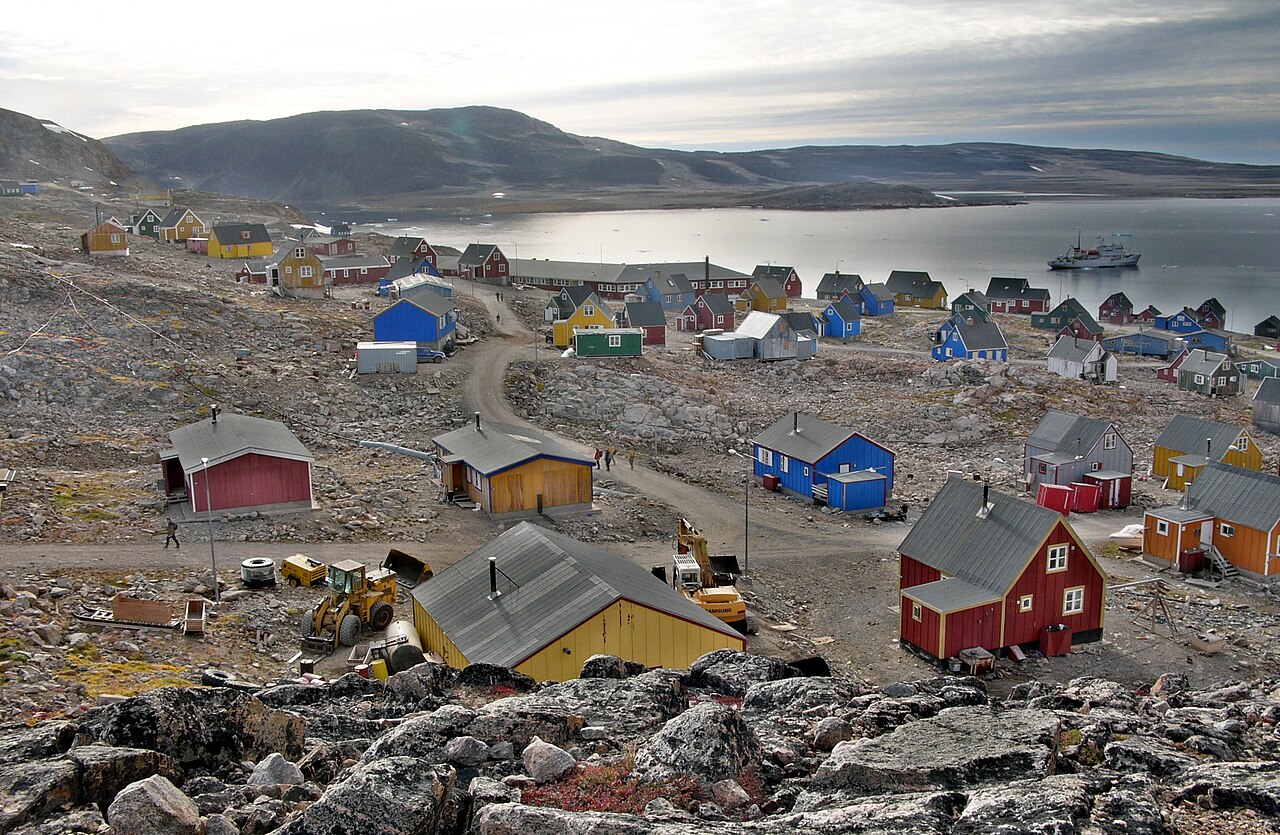 Blick über Ittoqqortoormiit an der Ostküste Grönlands, in dessen Umgebung die geplanten Ölbohrungen stattfinden sollen.